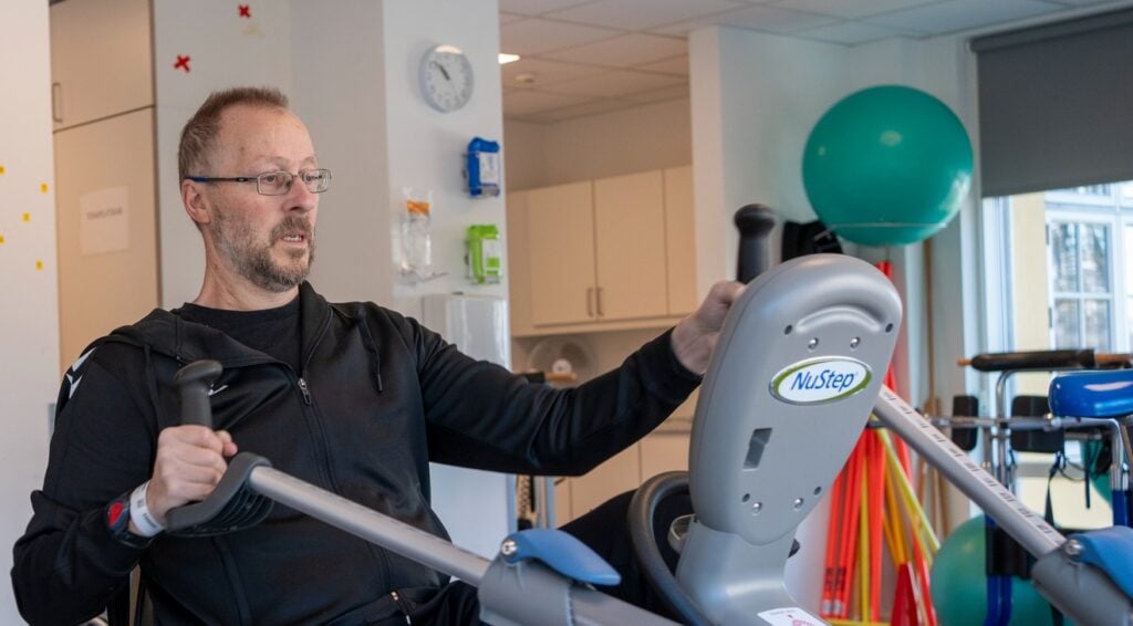 Patient med erhvervet hjerneskade træner med NuStep i Center for Neurorehabilitering, Filadelfia.