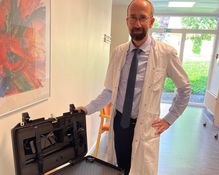 Professor Sandor Beniczky fra Epilepsihospitalet, Filadelfia med kuffert til EEG hjemme hos patienten.