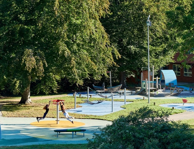 Foto af to piger, som er på specialskolen Børneskolen, Filadelfias legeplads