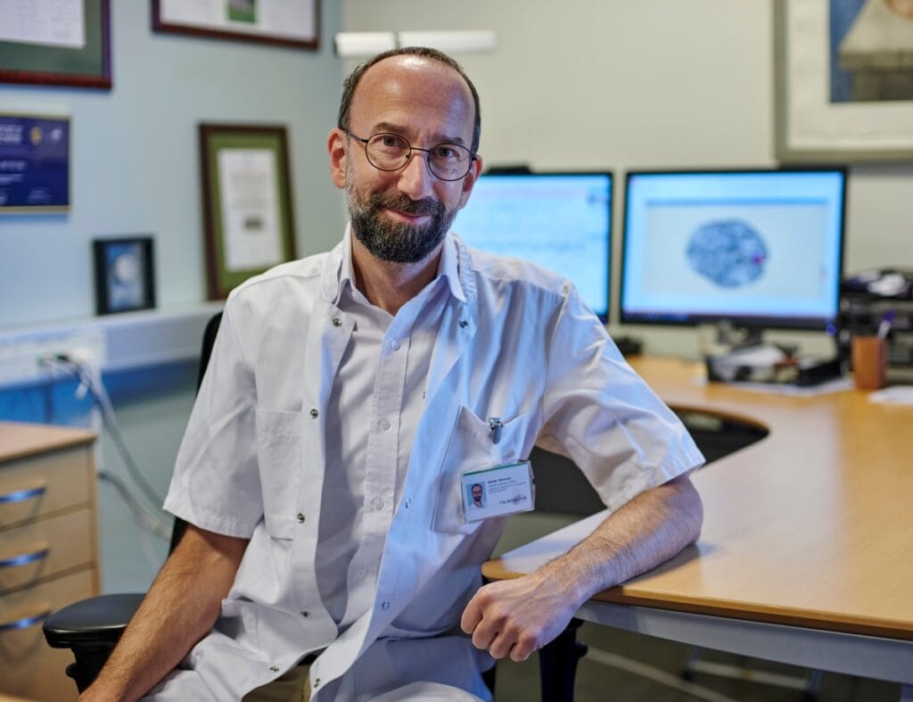 Foto af professor Sándor Beniczky på kontoret på Epilepsihospitalet, Filadelfia i Dianalund