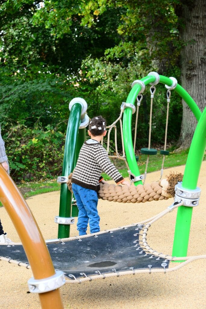 Foto af lille patient på Epilepsihospitalets legeplads i Dianalund