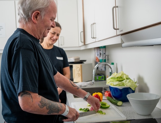 Patient med hjerneskade arbejder i træningskøkken hos Center for Neurorehabilitering, Filadelfia.