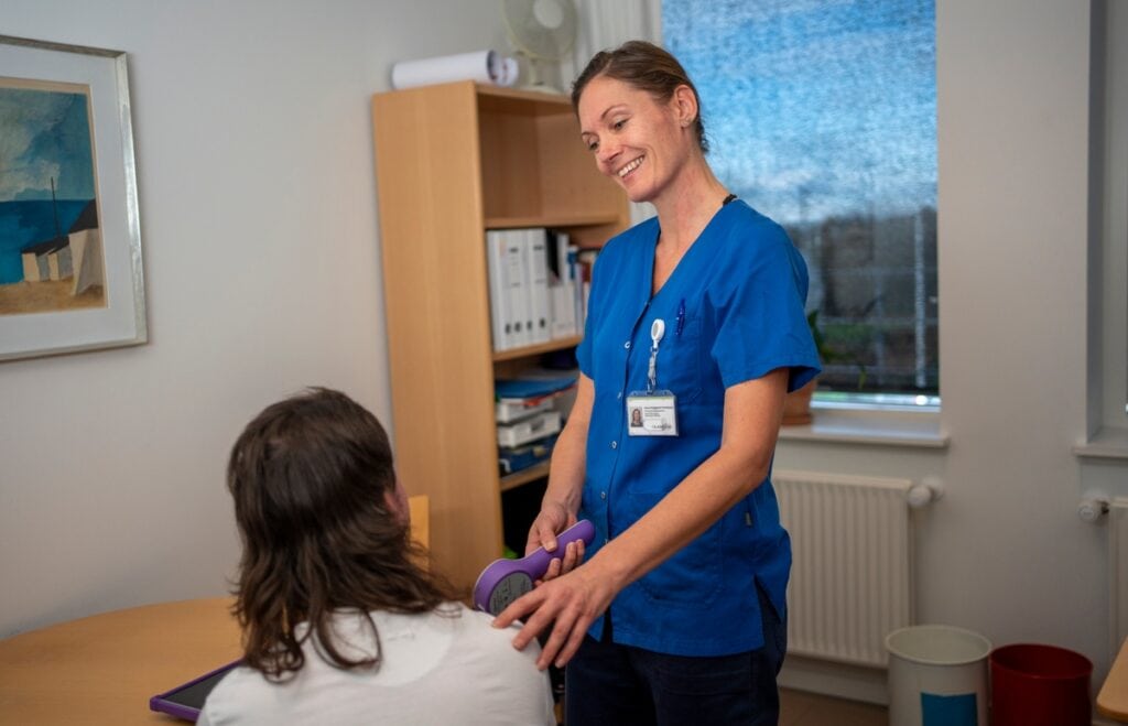 Sygeplejerske tjekker patient på Epilepsihospitalet, Filadelfia i Dianalund