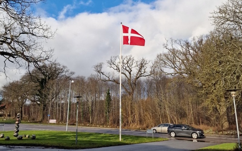 Foto af hejst flag ved Administrationsbygning på Epilepsihospitalet Filadelfia