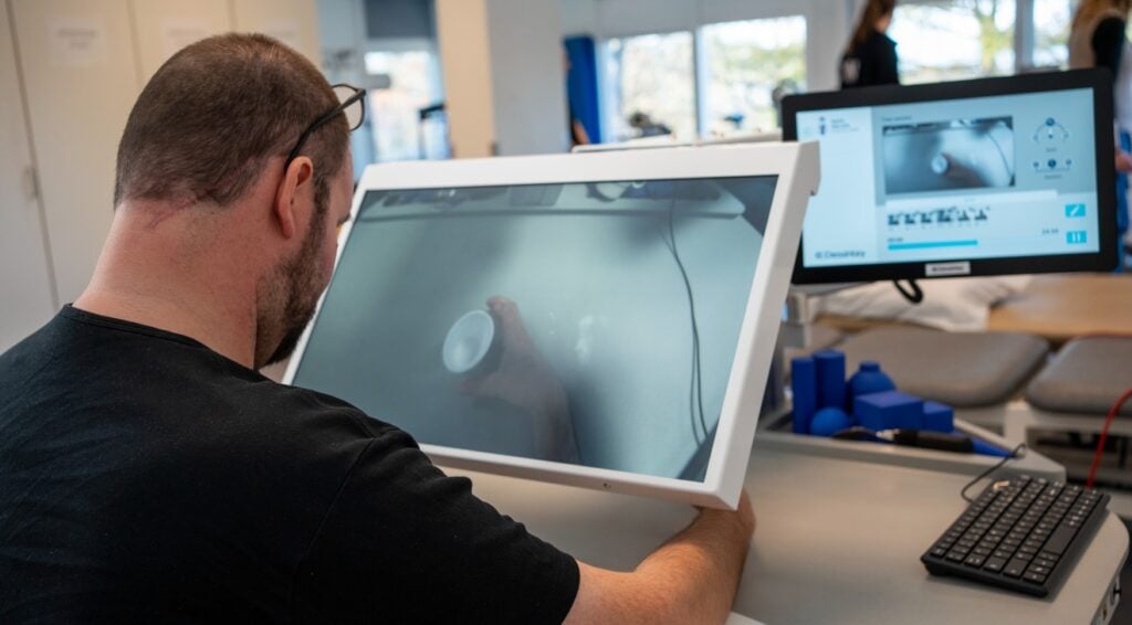 Foto af patient ved spejløvelser på Center for Neurorehabilitering Filadelfia i Dianalund