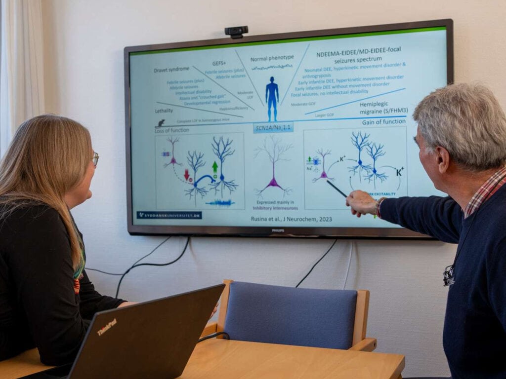 Foto af to professorer i dialog ved skærm på Epilepsihospitalet Filadelfia