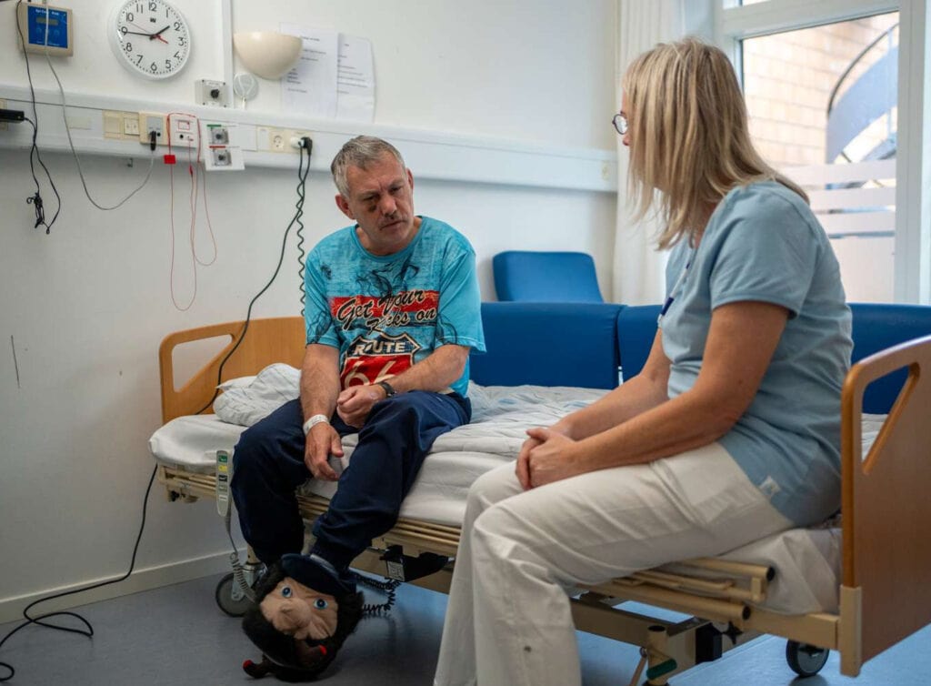 Foto af patient og sygeplejerske på Epilepsihospitalet Filadelfia i Dianalund