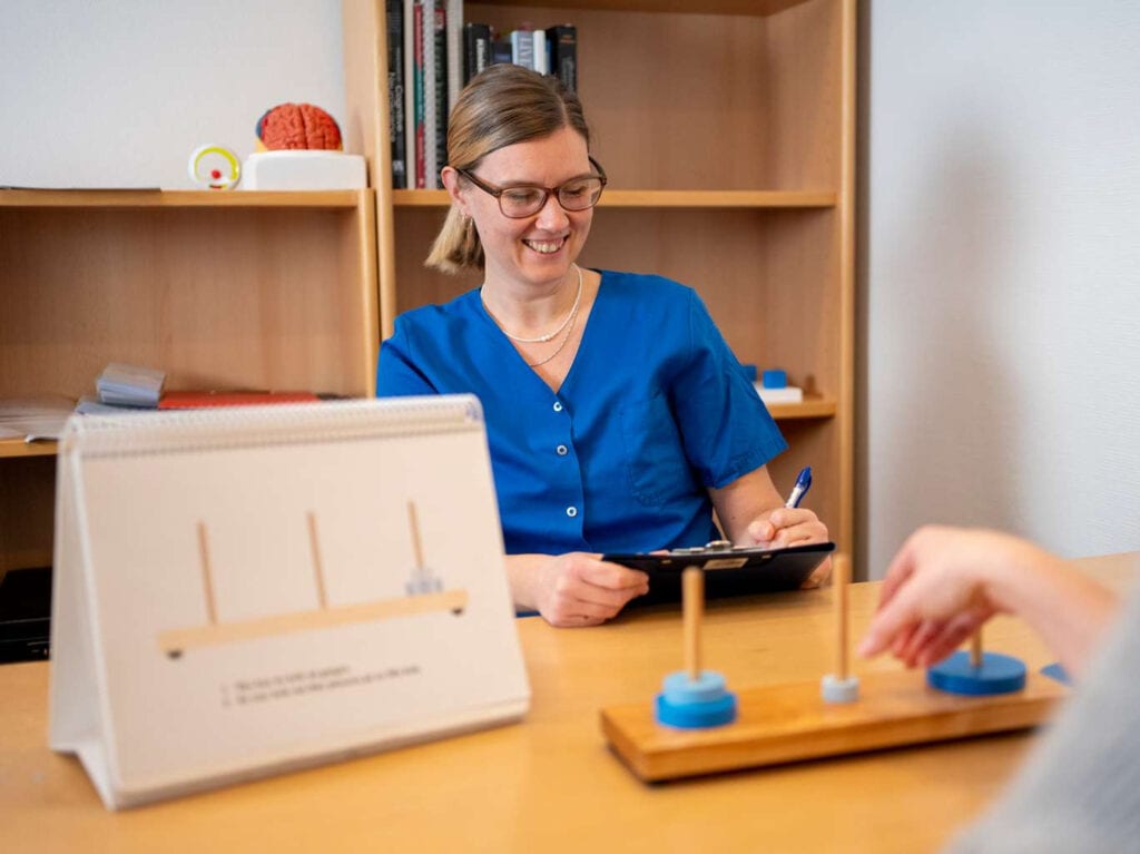 Foto af psykolog som tester patient på Epilepsihospitalet Filadelfia i Dianalund