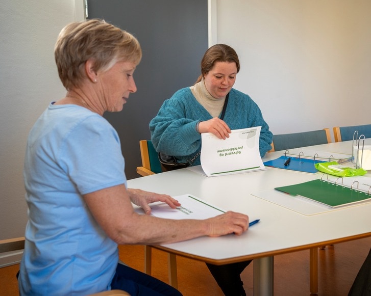 Foto af medarbejder og patient på Psykoterapeutisk Afsnit på Epilepsihospitalet, Filadelfia i Dianalund
