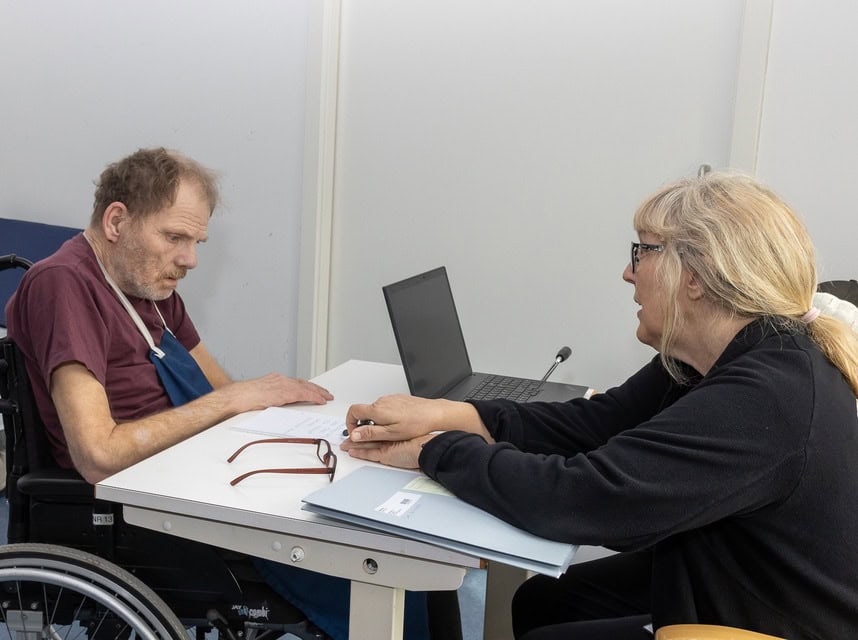Social konsulent i dialog med patient på Center for Neurorehabilitering, Filadelfia i Dianlund