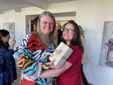 Foto af professor Rikke Steensbjerre Møller og oplægsholder Torie Robinson ved DICE 2024